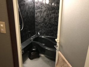 ホテルの部屋の浴室の写真