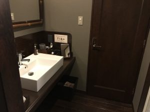 ホテルの部屋の洗面台の写真